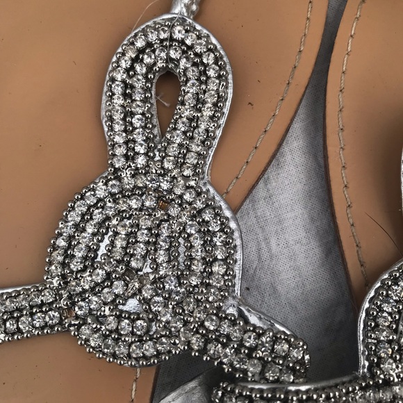 Rhinestone knot Pattern sandals. Size (8) - Picture 7 of 8